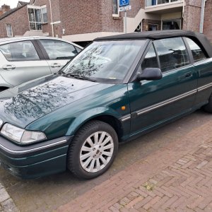 De 214i cabrio van dhr. Fros met een recent vernieuwde kap. Kan zo weer jaren mee!